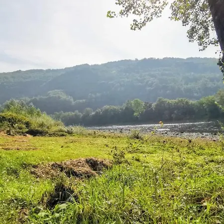 Vikendica Pored Drine Сasa de vacaciones *